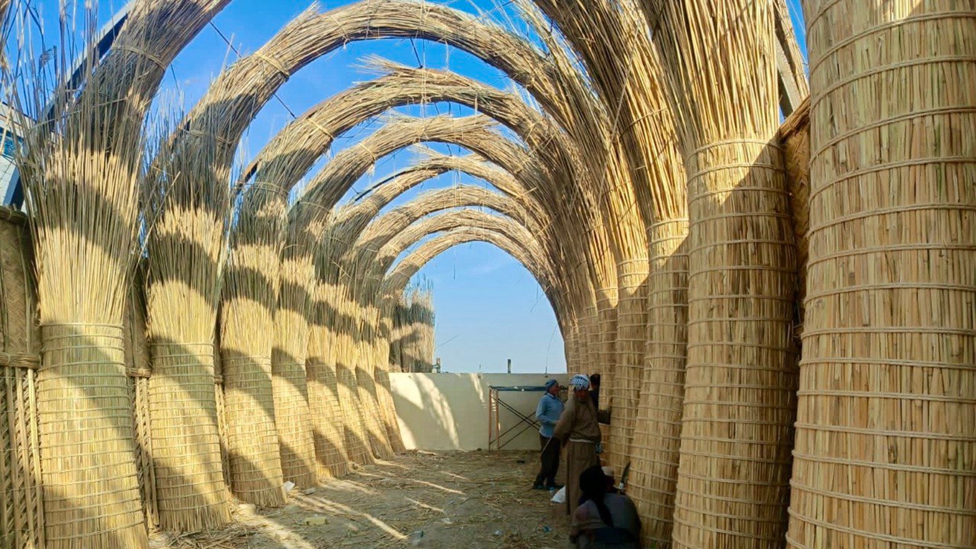 964 عربي | لأن الله فرد.. تبني البصرة مضايف القصب بأعمدة فردية وترسلها إلى الإمارات (صور)