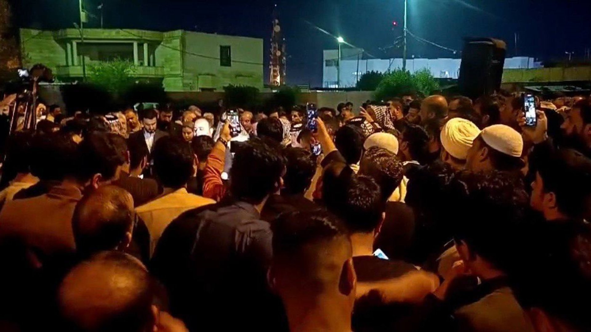 صور من تظاهرة القرنة الليلية.. إقالة القائمقام خلال 72 ساعة وإلا العصيان