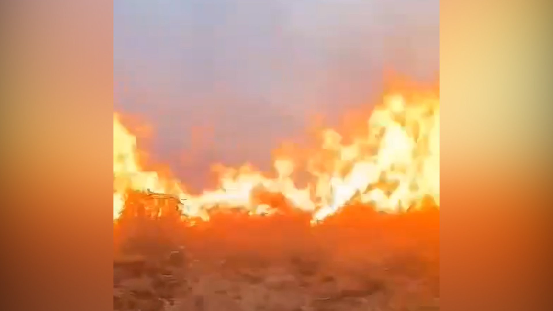 شاهد: النيران تلتهم 30 دونماً من الحنطة في الخالص.. سلك كهربائي أحرق المحصول