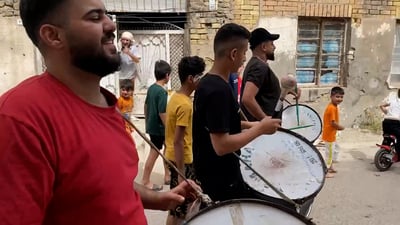 فيديو: أبو طبيلة وأطفال حي السرية بالعمارة يقرعون الطبول ويجمعون “العيديات”