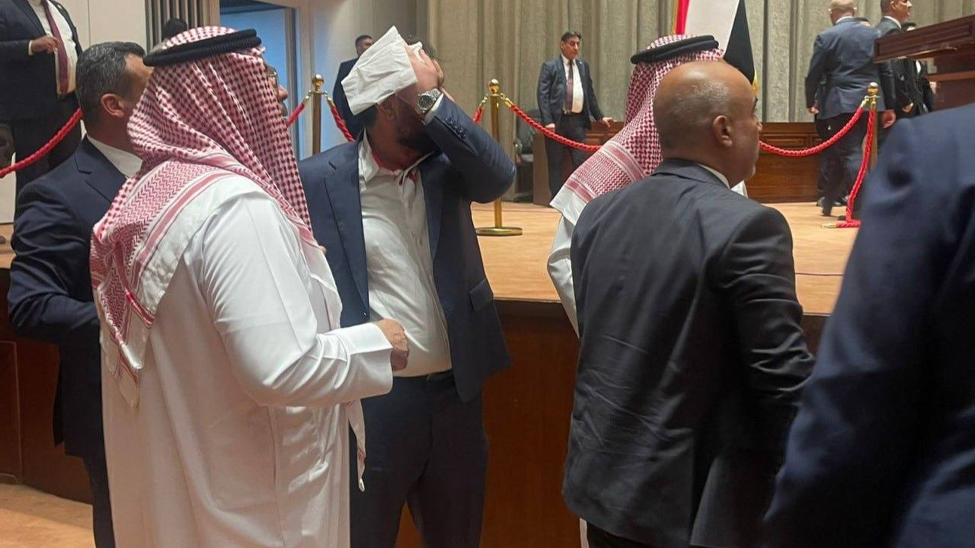 صورة: هيبت الحلبوسي يضمد رأسه بمنديل بعد معركة النواب