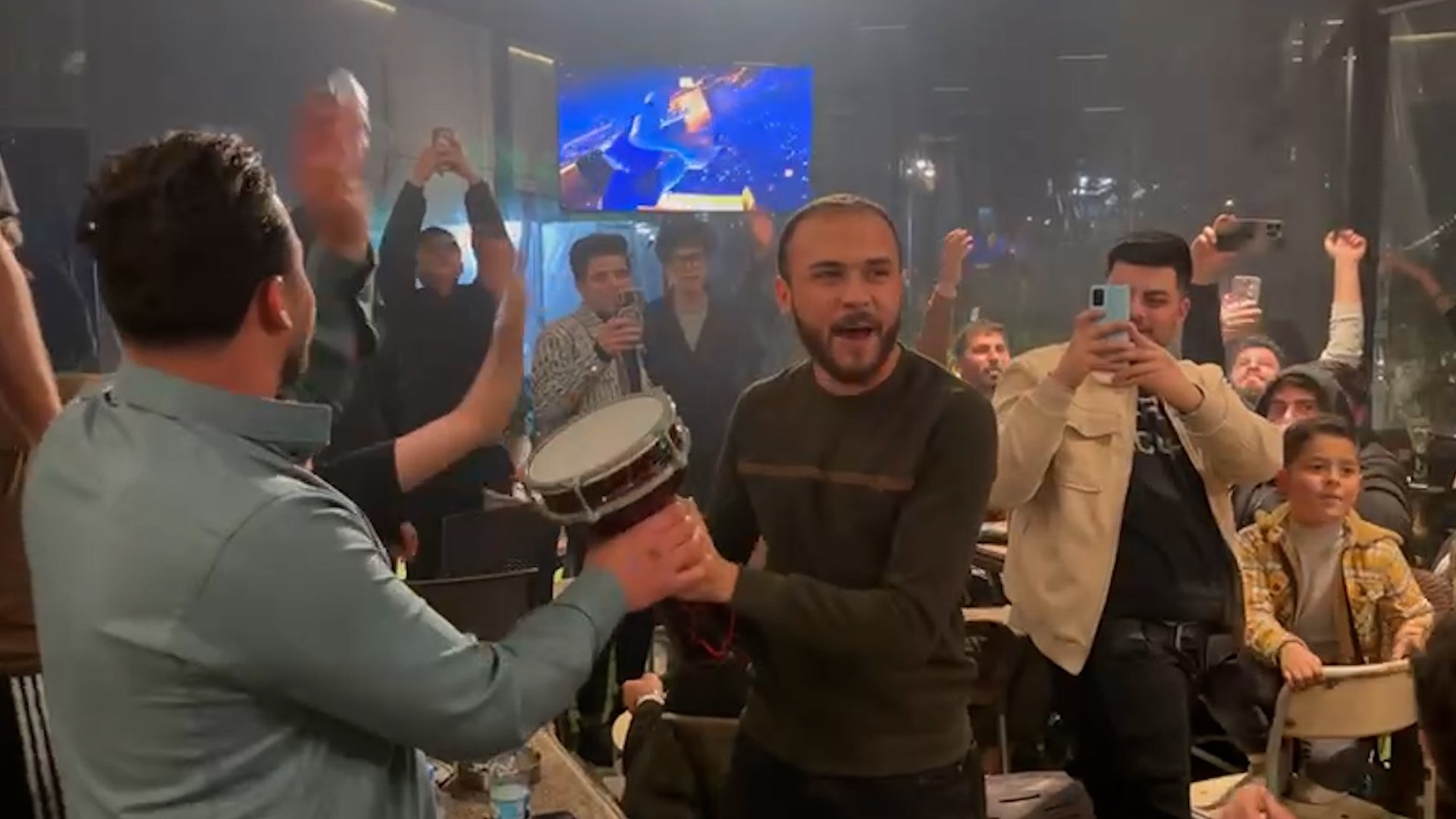 رقص وغناء في الموصل احتفالاً بالفوز العراقي على الفلبين