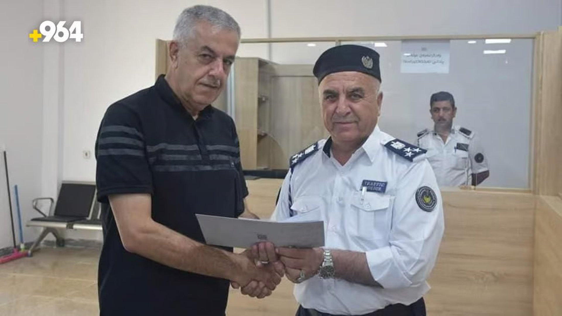 Halabja traffic directorate issues first international driving license to city resident