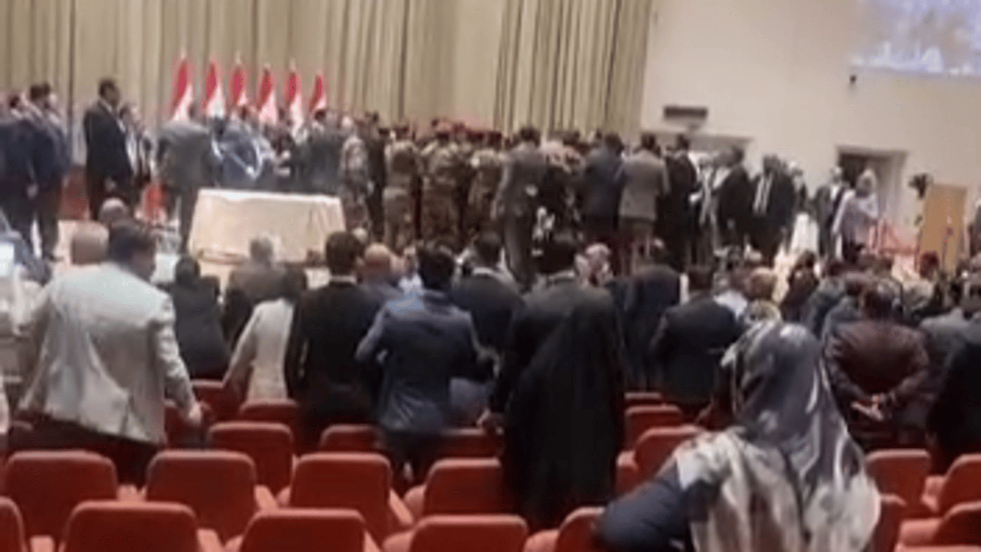 فيديو يظهر المعركة داخل قاعة البرلمان وقوات الأمن تتدخل - عاجل