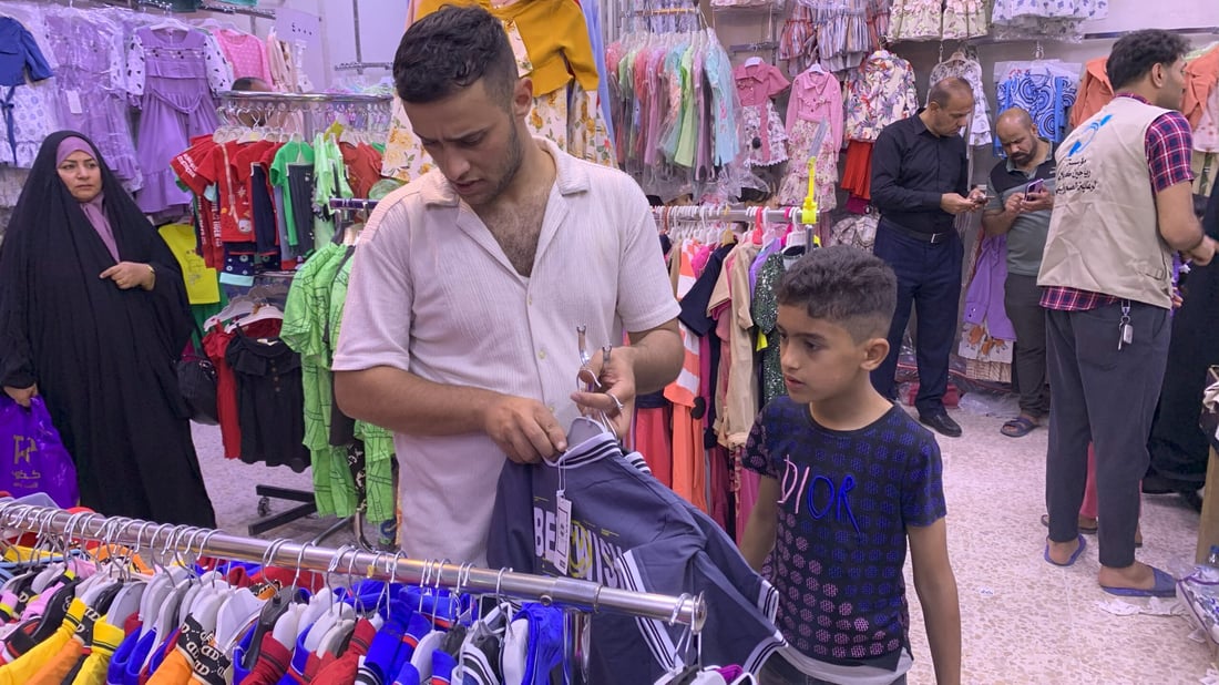 يد الخير في كربلاء قبل العيد.. ملابس من ماركات راقية لأطفال الصم والبكم (صور)