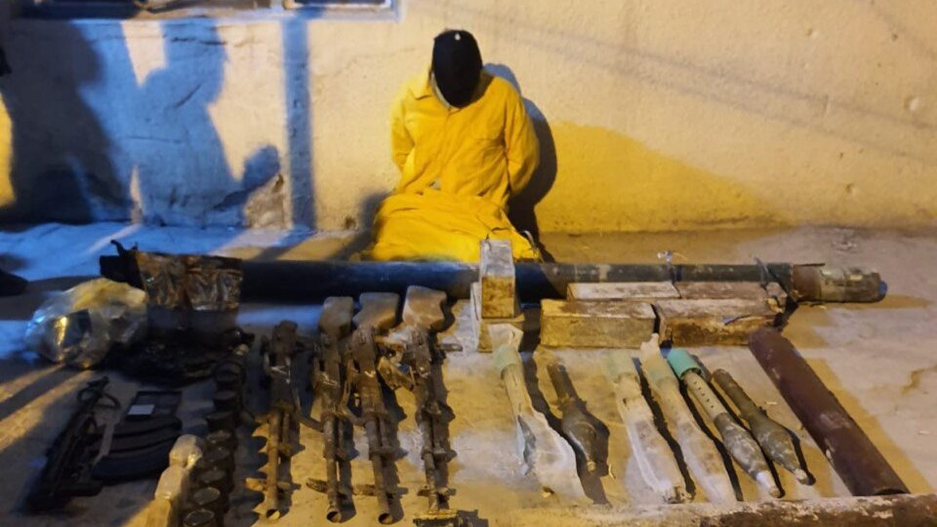 صورة: اعتقال تاجر مخدرات بحوزته صواريخ كاتيوشا وقاذفة وهاون في ميسان