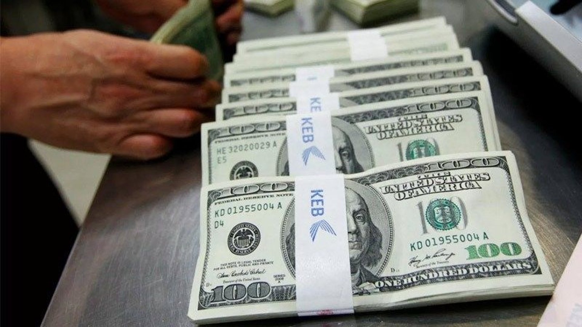 أسعار صرف الدولار صباح الأحد في بغداد وأربيل والبصرة