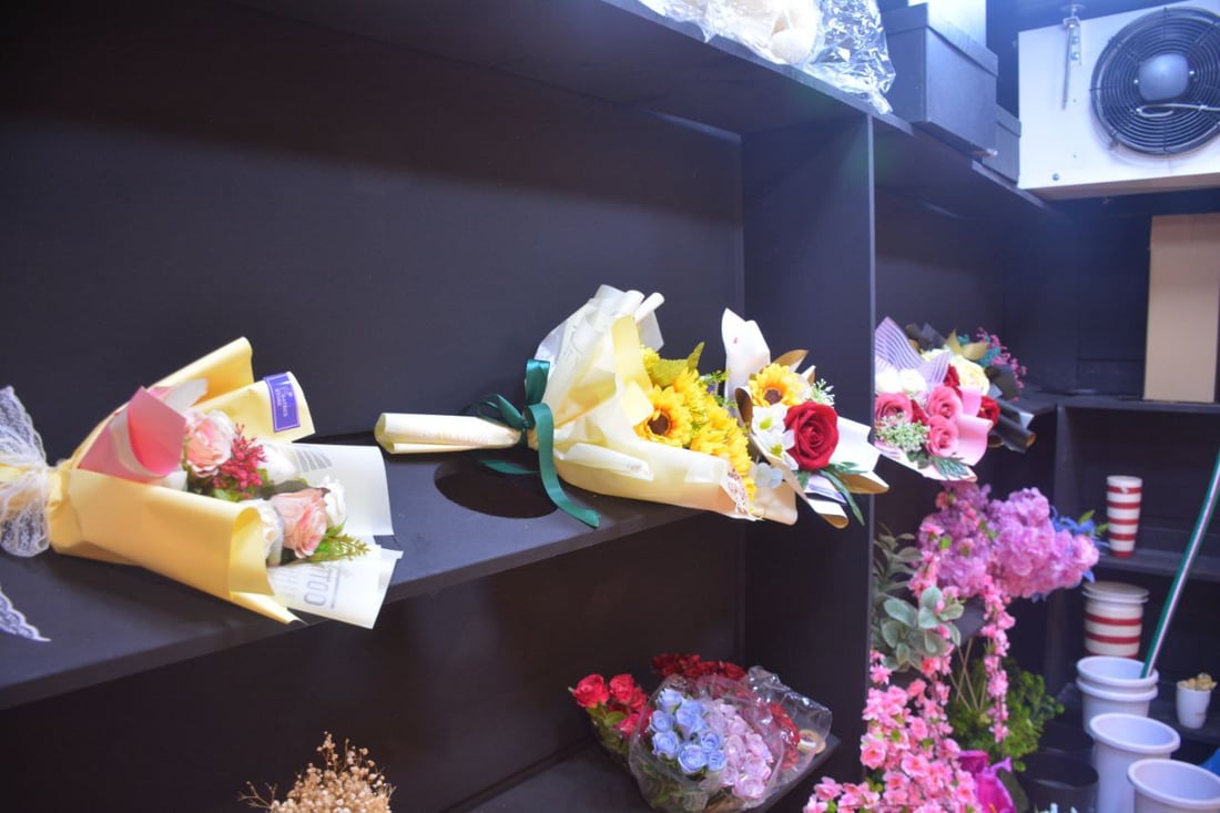 صور من متجر بائعة الورد أم أمير في “بلد”.. ثقافة تنتشر أكثر في المدينة