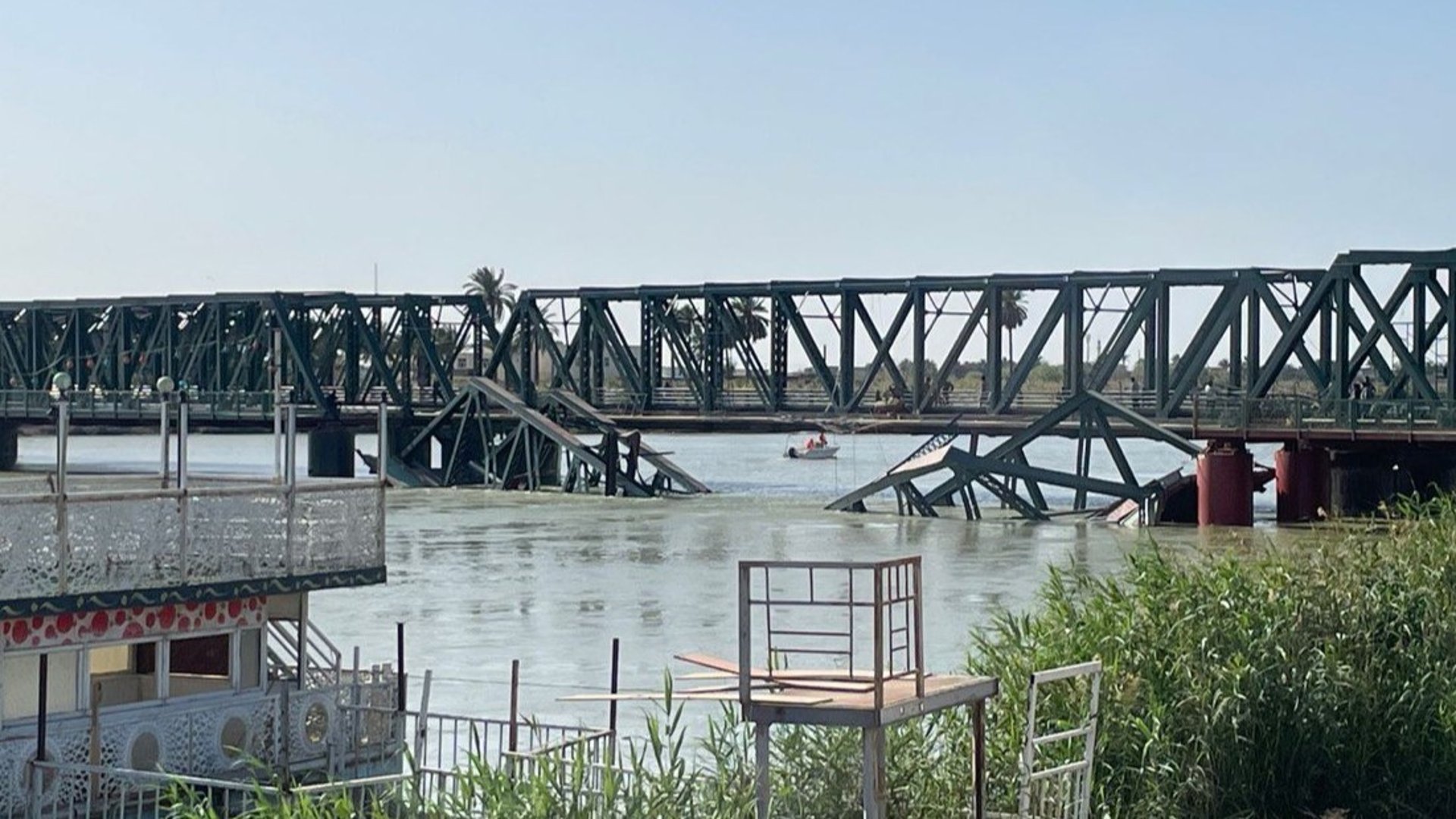 صور من انهيار جسر الفلوجة الحديدي.. 