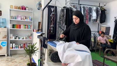 عند “سجى” الحل لنساء البصرة المتعبات من غسل الملابس.. وبكامل الخصوصية (فيديو)
