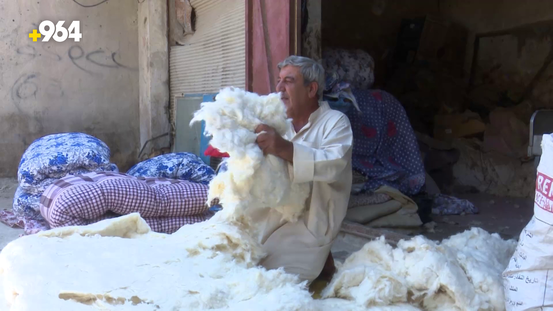 فيديو: ندافو البصرة يصنعون الفراش من قطن الحويجة.. وسوقهم عامر رغم المستورد