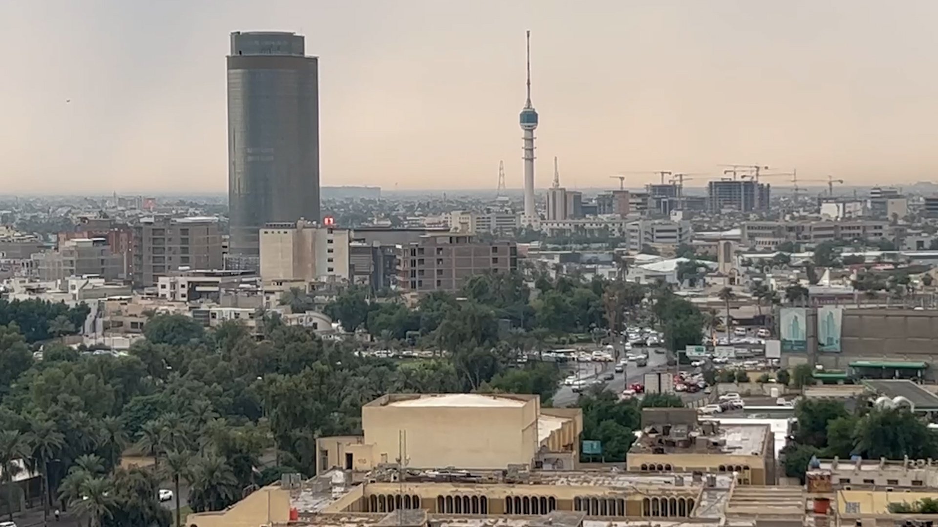 فيديو أول مطرة.. تشرين فتح باب الشتاء في بغداد لكن ما تزال حارة