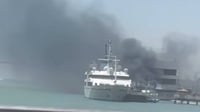 شاهد: حريق قرب مرسى مركز علوم البحار على ضفاف شط العرب