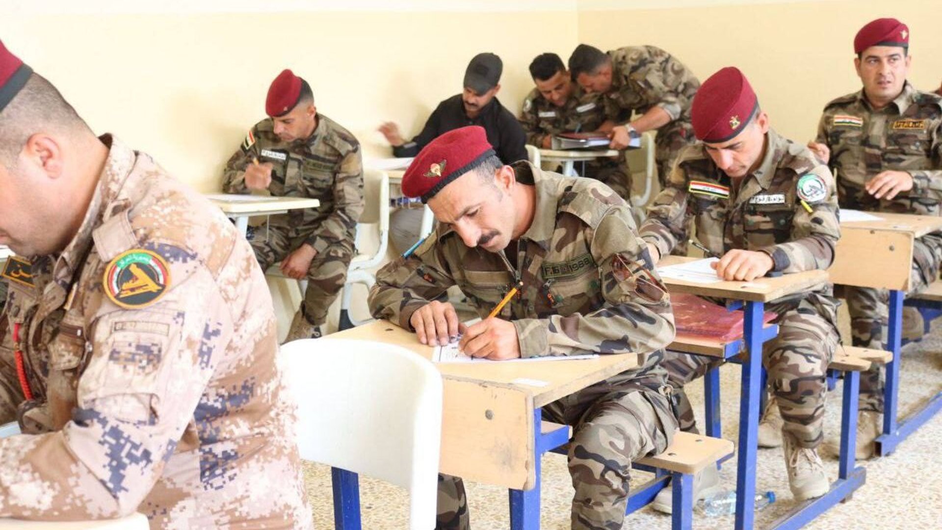 شاهد: منتسبون بالزي العسكري يؤدون امتحانات محو الأمية في نينوى