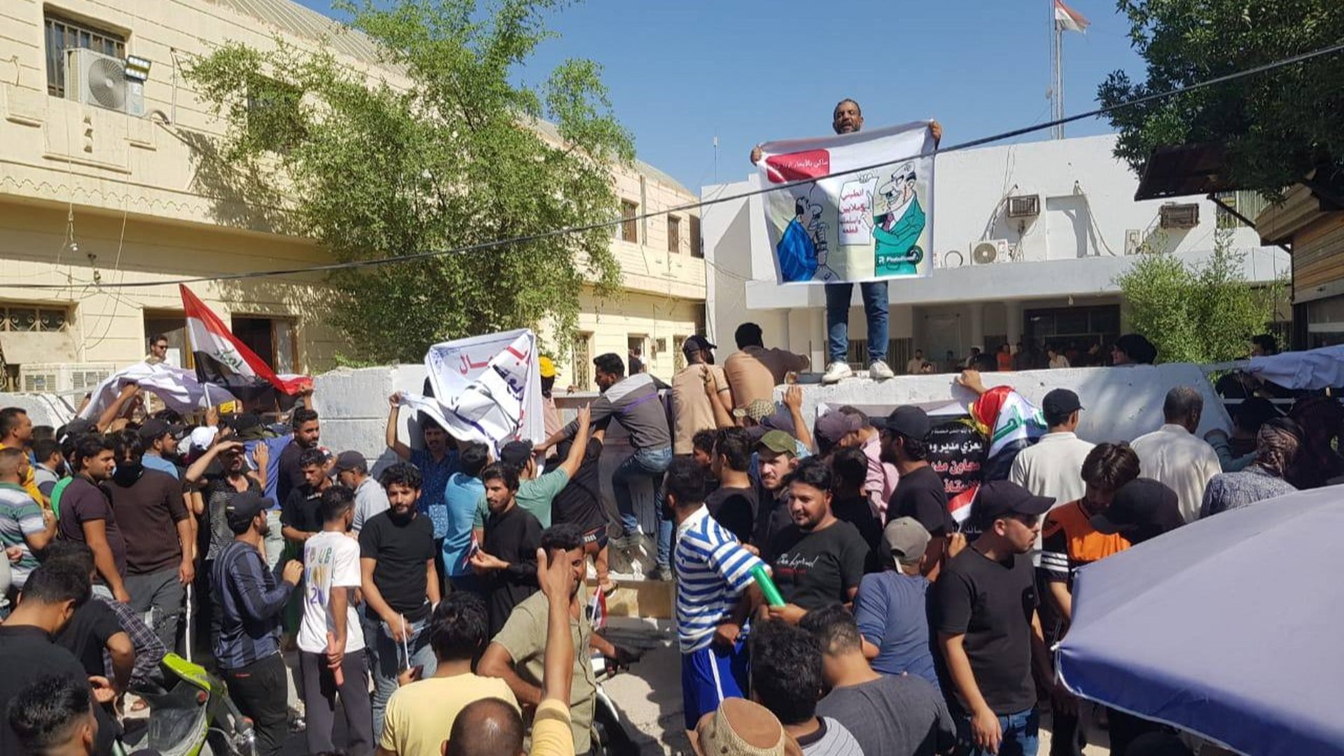 متى توزعون الأراضي؟ عشرات العمال يتظاهرون في الناصرية أمام مقر البلدية (صورة)