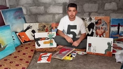 “رسام المخيم” يصمم رسائل إلى العالم عن معاناة التهجير الأيزيدي (فيديو)