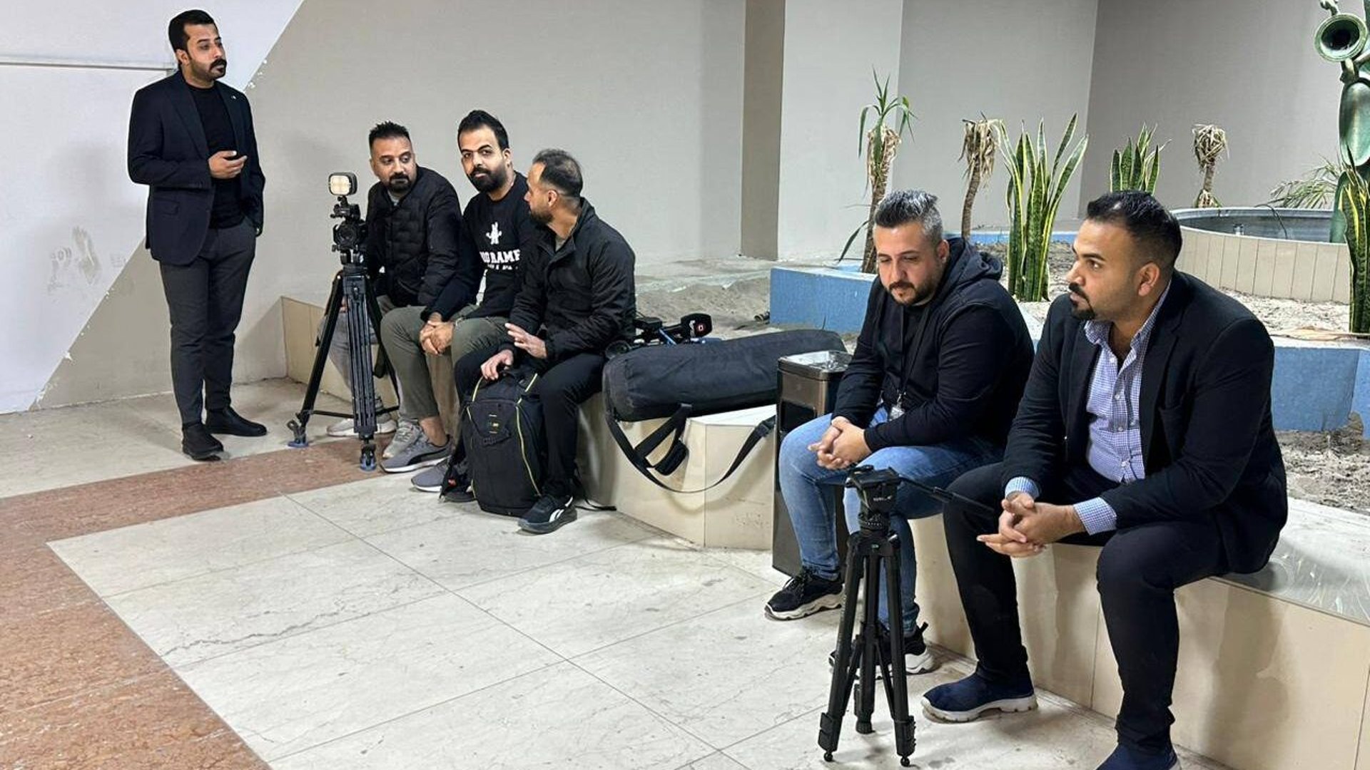 مجلس محافظة بغداد يمنع دخول الصحفيين الى جلسته الأولى (صور)