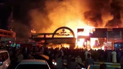 الناصرية:15 فرقة دفاع مدني لإطفاء حريق في مجمع تجاري ومخزن (فيديو)