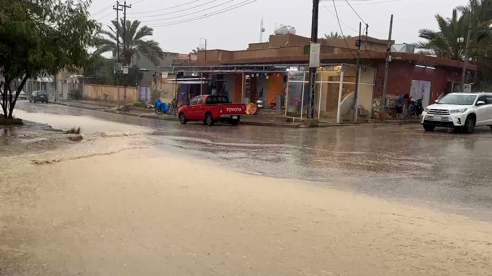 أمطار رعدية وسيول في شوارع حديثة المنحدرة نحو نهر الفرات (فيديو)