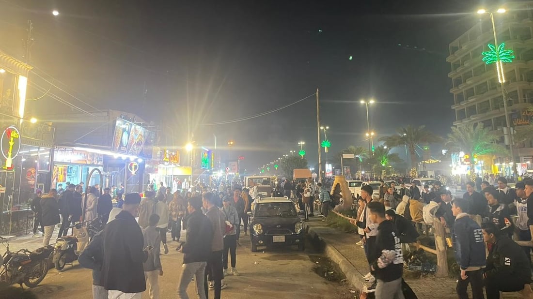الوضع في شارع السناتر بكربلاء.. عوائل تحتفل ومواكب تطلق أناشيد دينية