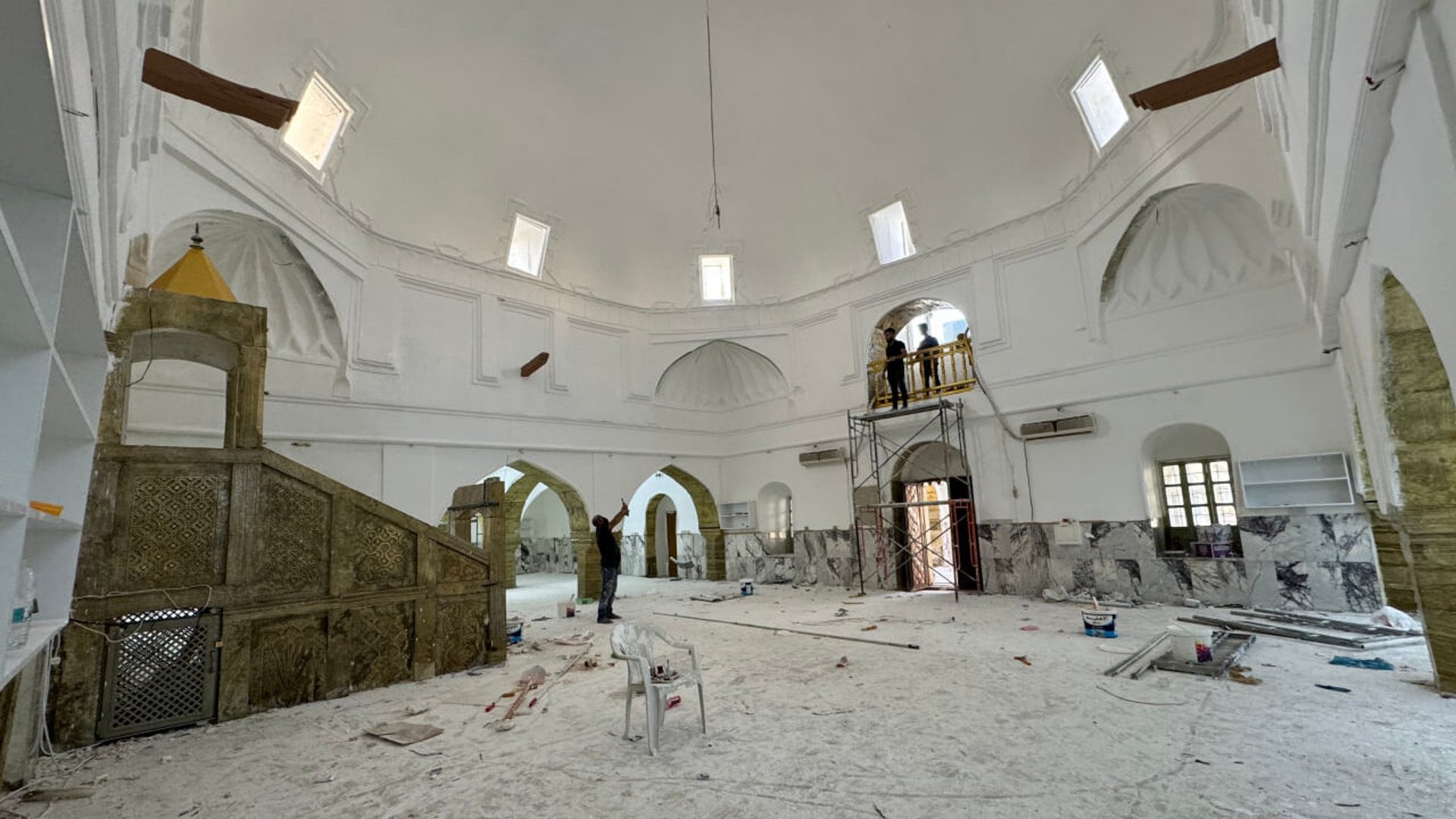 صور: مسجد كويسنجق يكتسي باللون الأبيض.. متبرعون تكفلوا بطلاء المبنى التاريخي