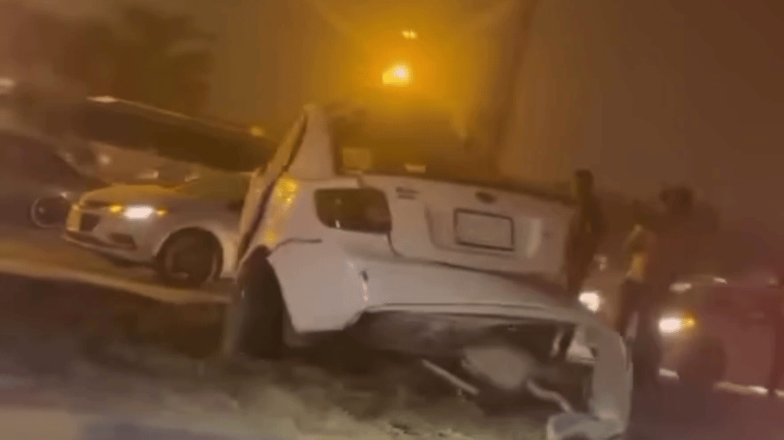 فيديو من شارع مطار النجف: سائق بسرعة جنونية يحطم سيارته بعمود كهرباء » +964