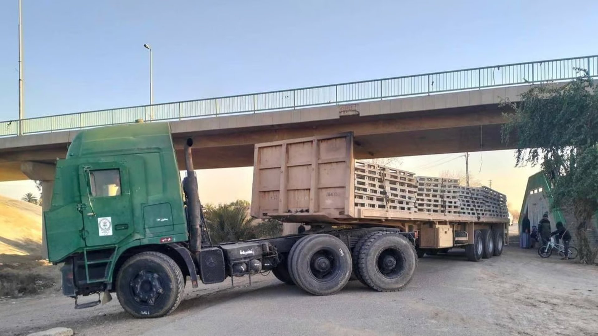 Military bears load of temporary bridge in Numaniyah