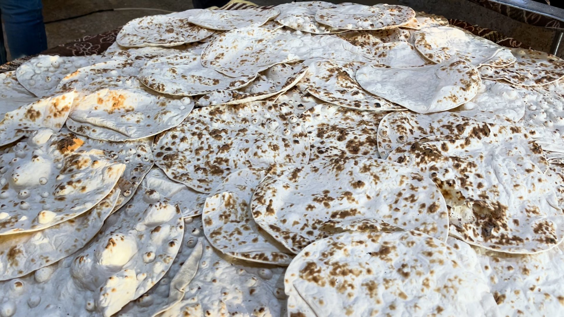 فرن يخبز بطريقة مبتكرة ويبيع 15 رغيفاً بألف.. عرض حتى العيد في دهوك (فيديو)