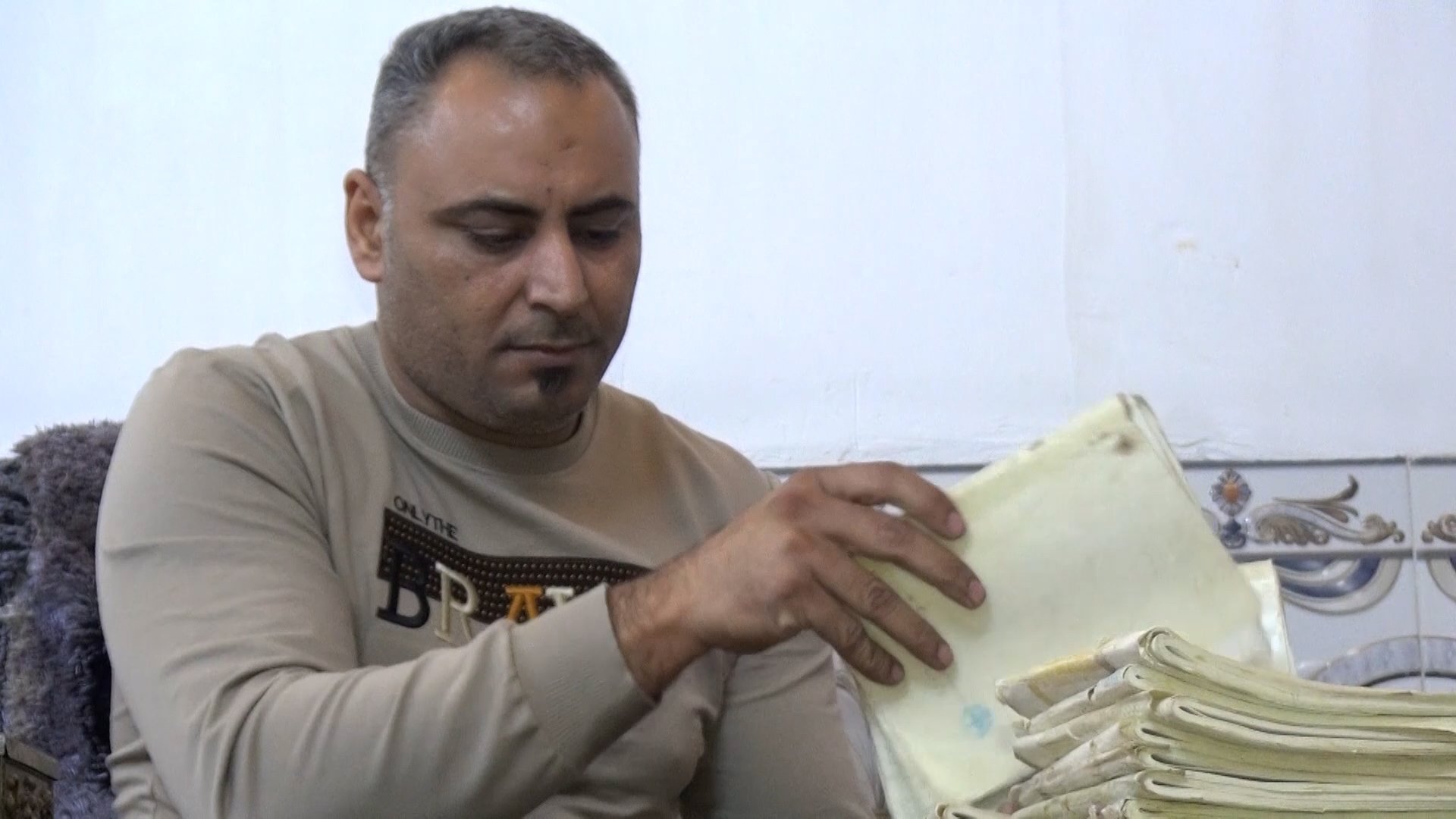 فيديو مع سعيد عروة: عائلة توثق وفيات مدينة بلد منذ السبعينات بكامل التفاصيل