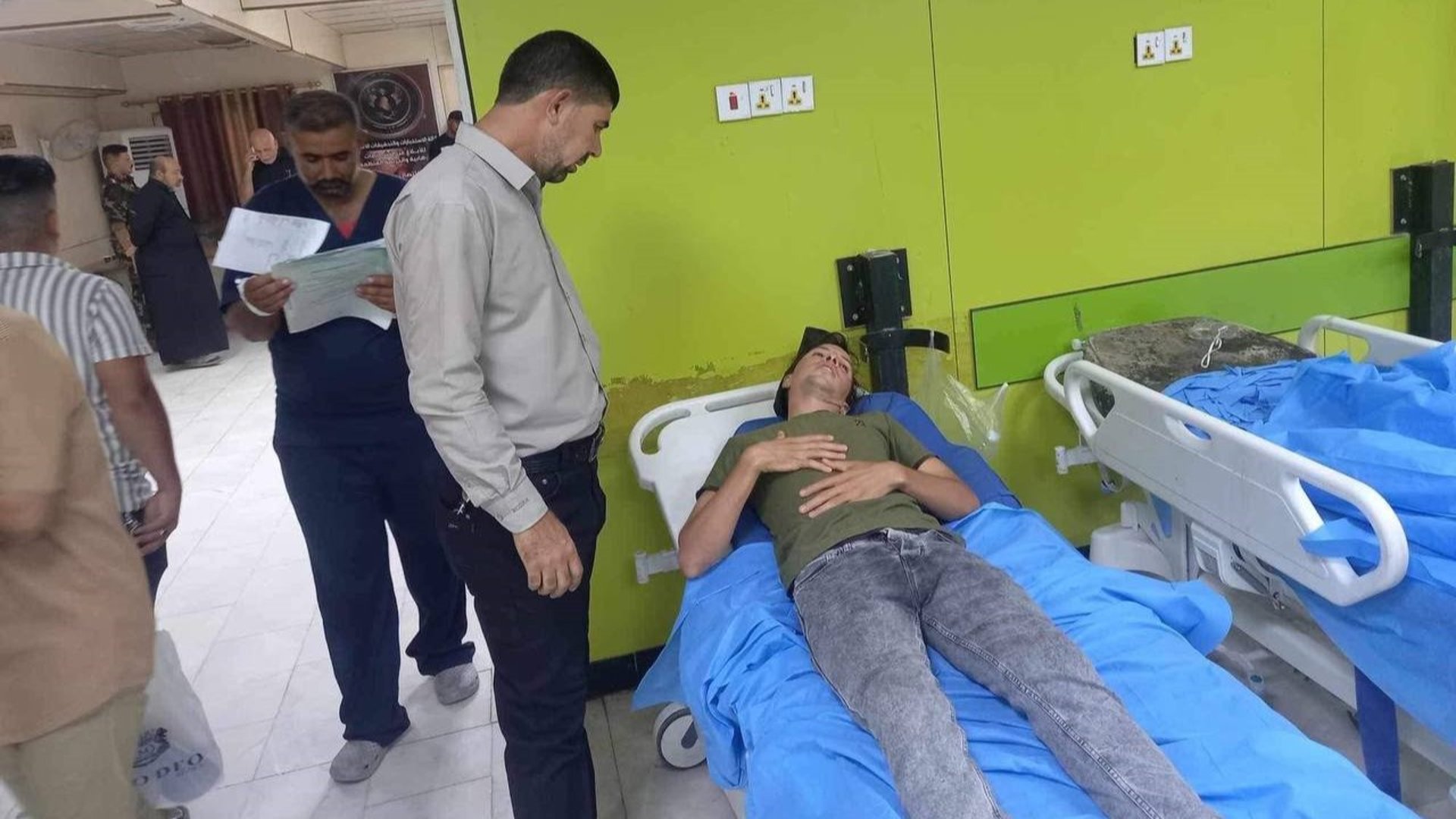 صور: جاء بالشفل وعاد بالإسعاف.. اعتداء على موظف بلدية أثناء إزالته بسطات الديوانية
