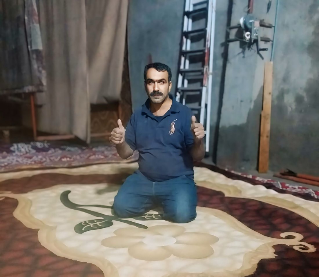 محمد سليمان يغسل سجاد خور الزبير على سطح منزله ويوصلها للزبائن بالستوتة (صور)