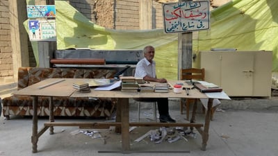 الموصل: صاحب”بسطية” يعيد الحياة لكتب الطلبة الفقراء مجاناً (فيديو)