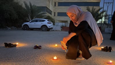 فيديو: سيدات النجف ينشرن الأحذية النسائية والشموع في وقفة ضد “مواد العار”