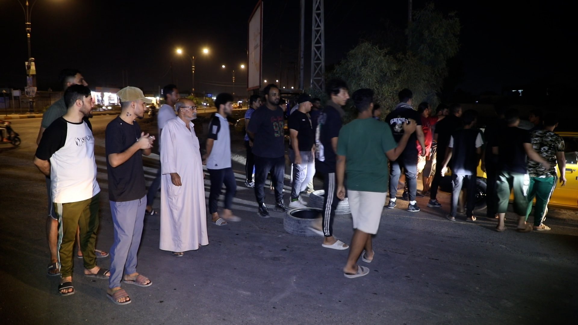 فيديو: الديوانية تقطع طريق بغداد بصرة.. غضب الكهرباء يشل حركة الخط الدولي كل يوم