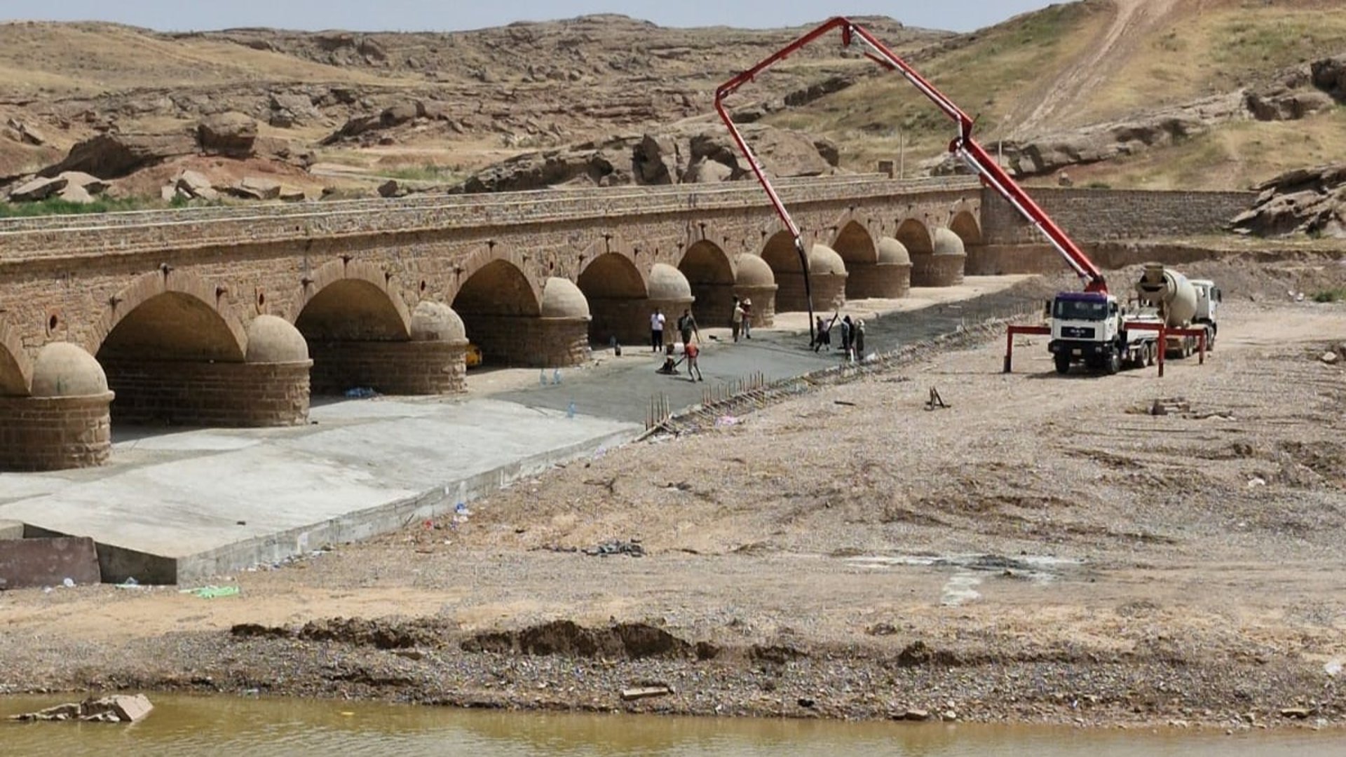 صور: الخبراء الأتراك باشروا بإعادة الحياة إلى أقدم جسر عثماني في كركوك