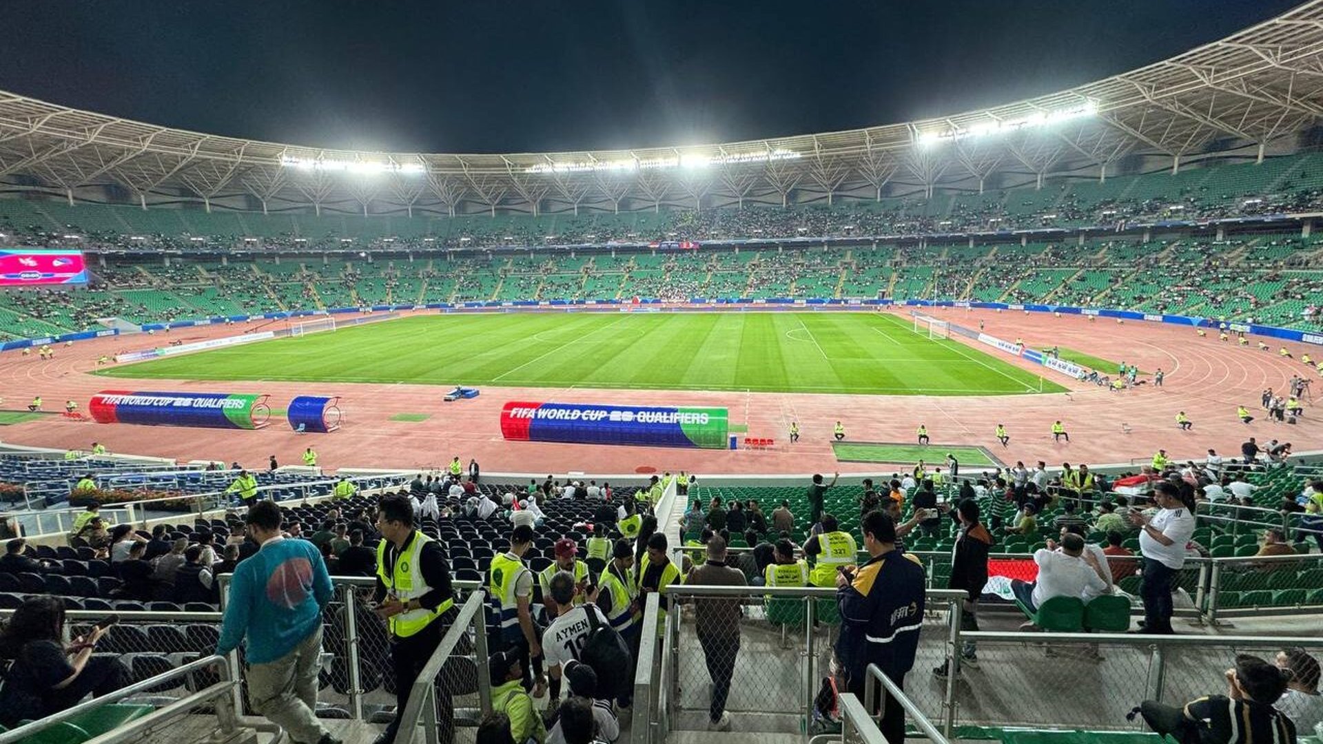 مشاهد ما قبل واقعة الفلبين في البصرة.. الجماهير وصلت مبكراً لمؤازرة أسود الرافدين