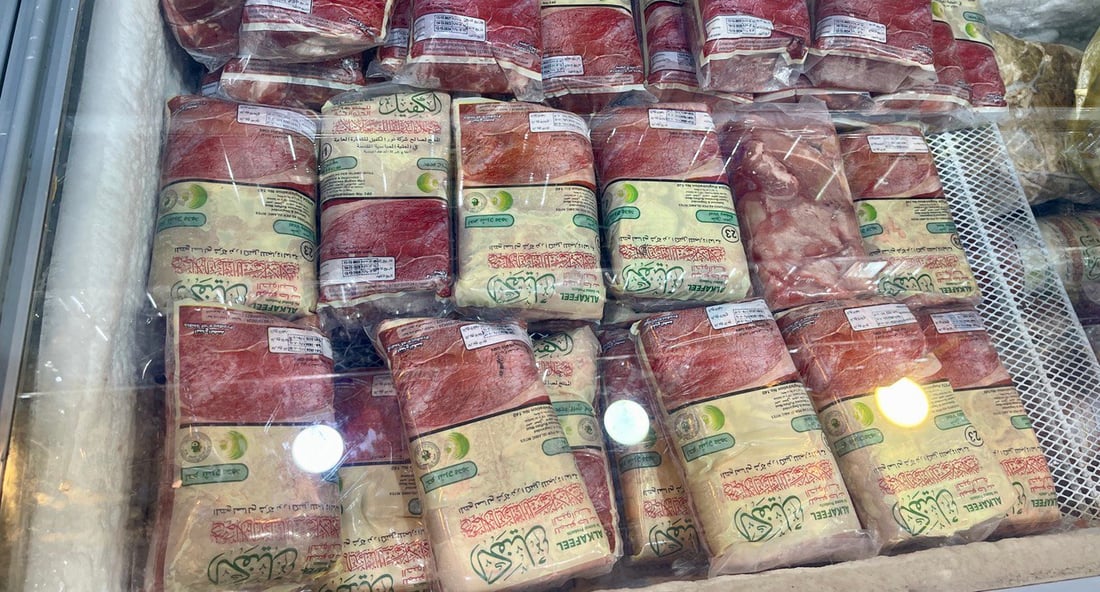 صور: لحوم الكفيل المجمدة في شمال البصرة بدلاً عن اللحم العراقي.. بثلث السعر
