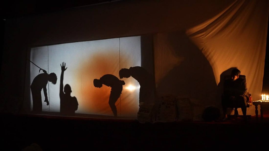صور: الصباح القادم.. مسرحية تحاكي 100 عام من أحداث العراق عبر “الظل” في  الكوت » +964
