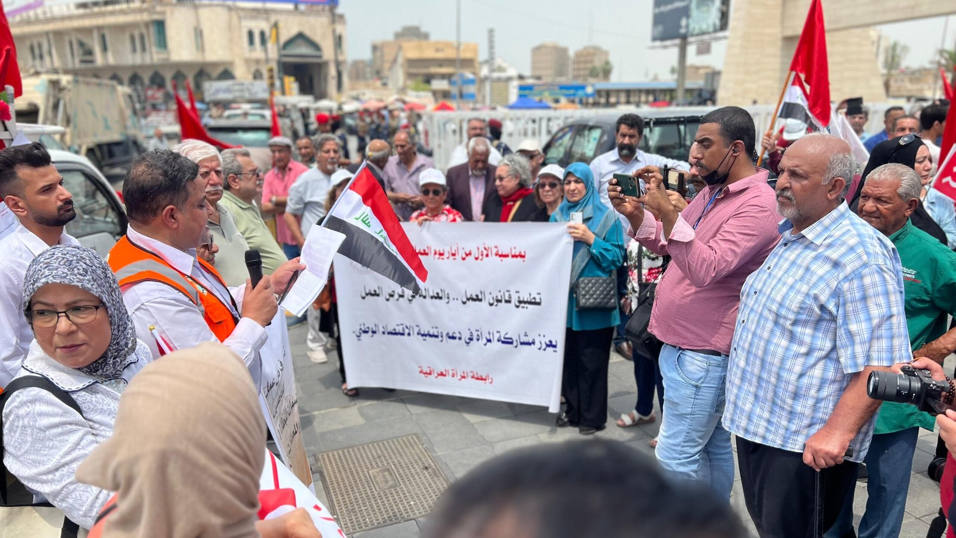 "تعديل سلم الرواتب مطلبنا".. مئات الموظفين في تظاهرة بساحة التحرير (صور)