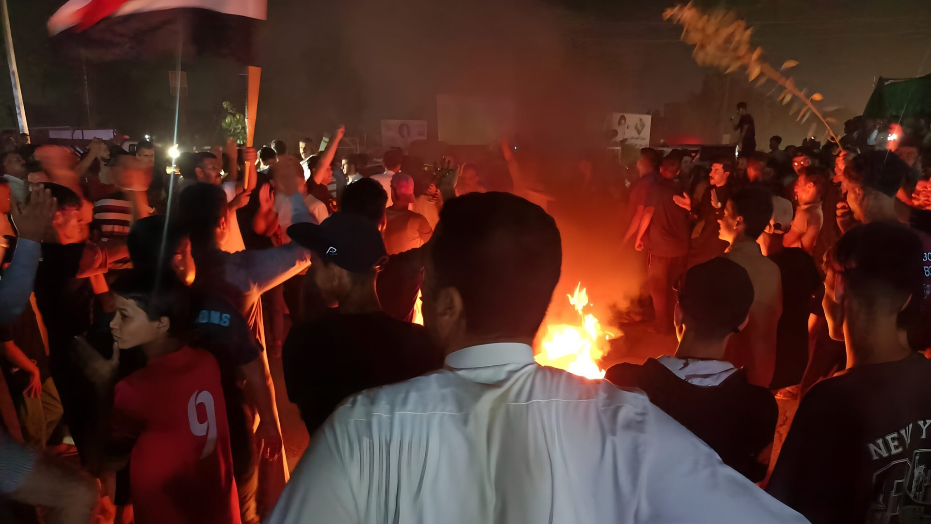 صور ليلية: المتظاهرون عزلوا الديوانية عن النجف بالنار.. المحافظ يتصل ويطلب مهلة