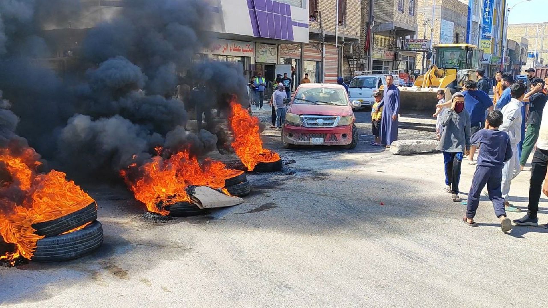 صور: الإطارات المحترقة تعود للناصرية.. تظاهرة في الشرقية تطالب المحافظ بالخدمات