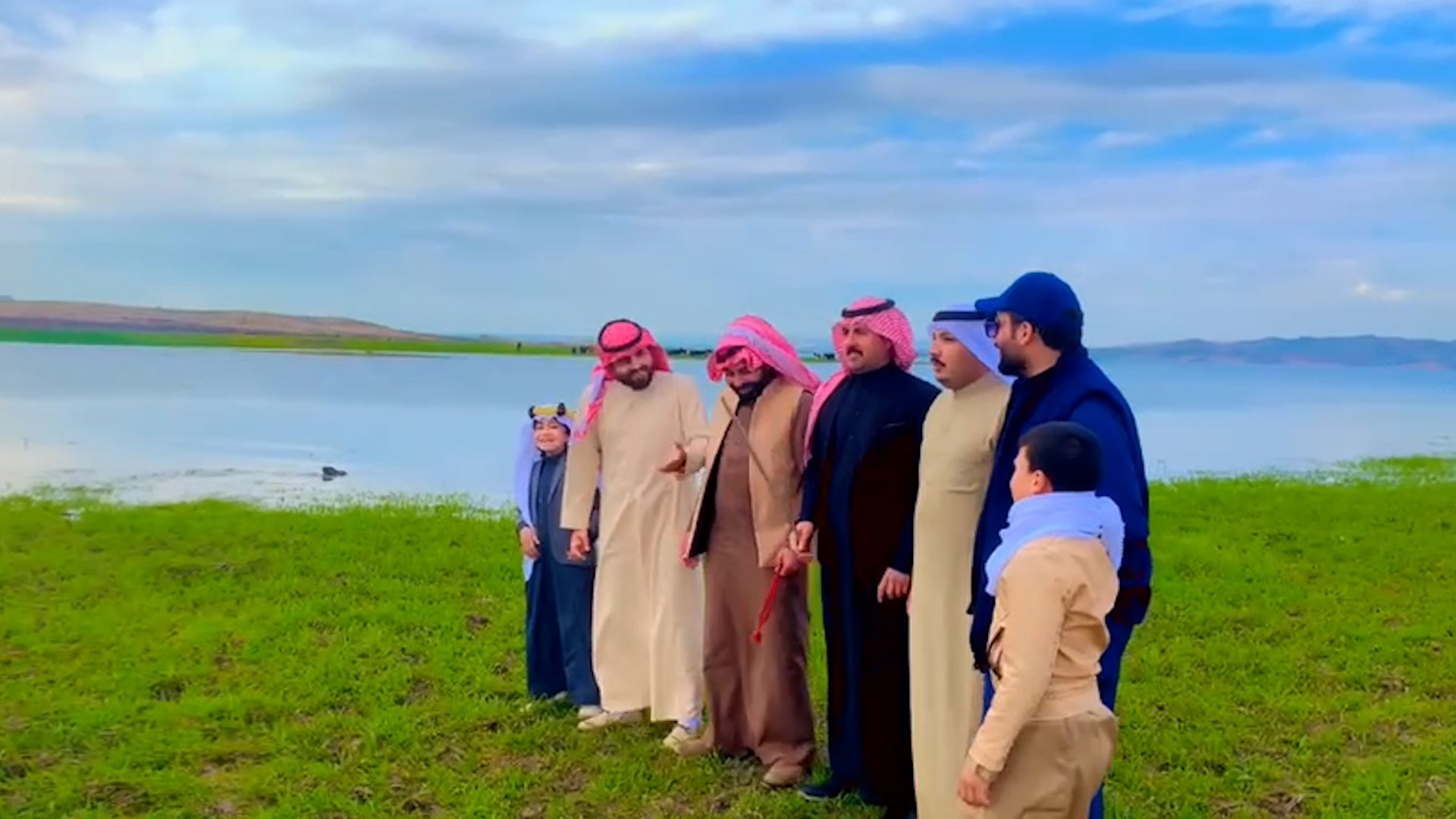فيديو: عرب غرب نينوى بكامل الأناقة إلى البراري عند ضفاف دجلة.. الدنيا ربيع