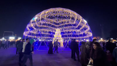 شاهد ساحة احتفالات رأس السنة في أربيل.. بازار وقبة ذهبية وكرد وعرب