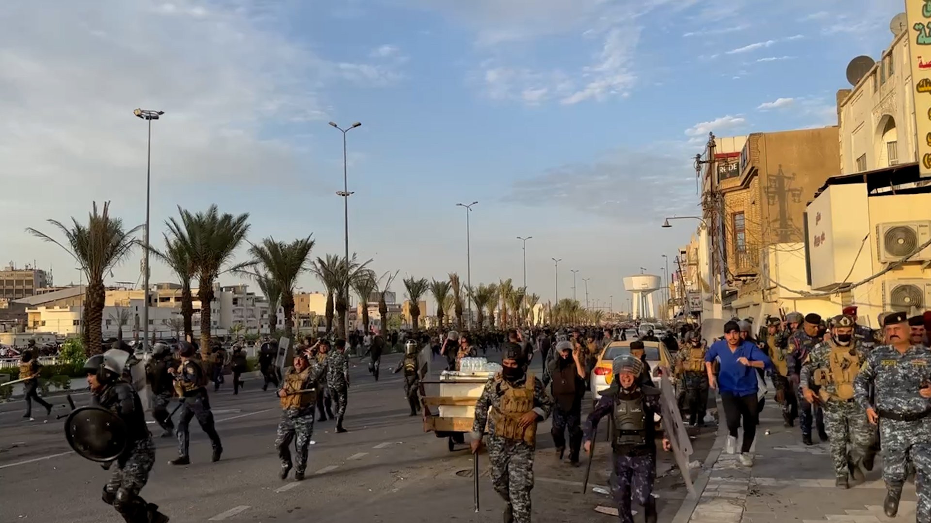 فيديو من مصادمات ساحة التحرير الآن