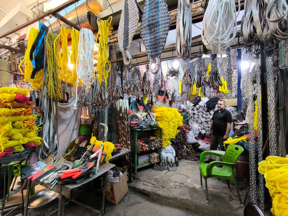 صور من عالم الحبال في سوق الحلة الكبير.. هذا ما يقوله آخر التجار عن الحبل العراقي
