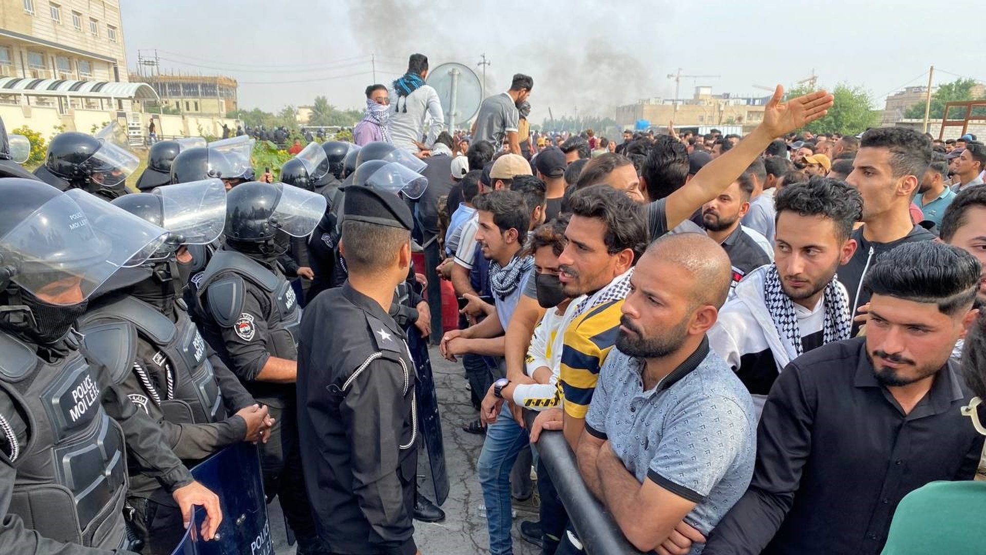 7 آلاف اسم سقطت سهواً.. تظاهرة للمحاضرين المجانيين تغلق تربية الديوانية (صور)