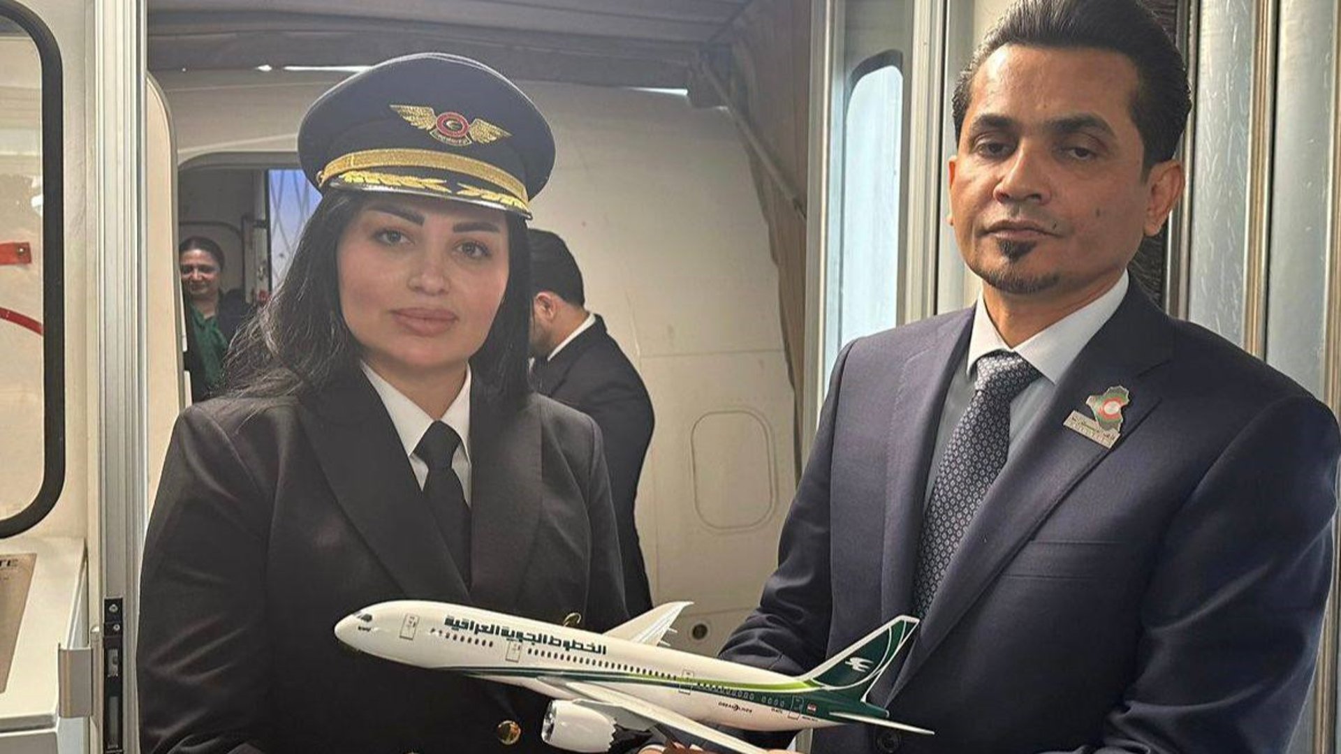 صور: أول رحلة للكابتن رزين من بغداد إلى دبي.. حفل في المطار وتكريم من الوزير