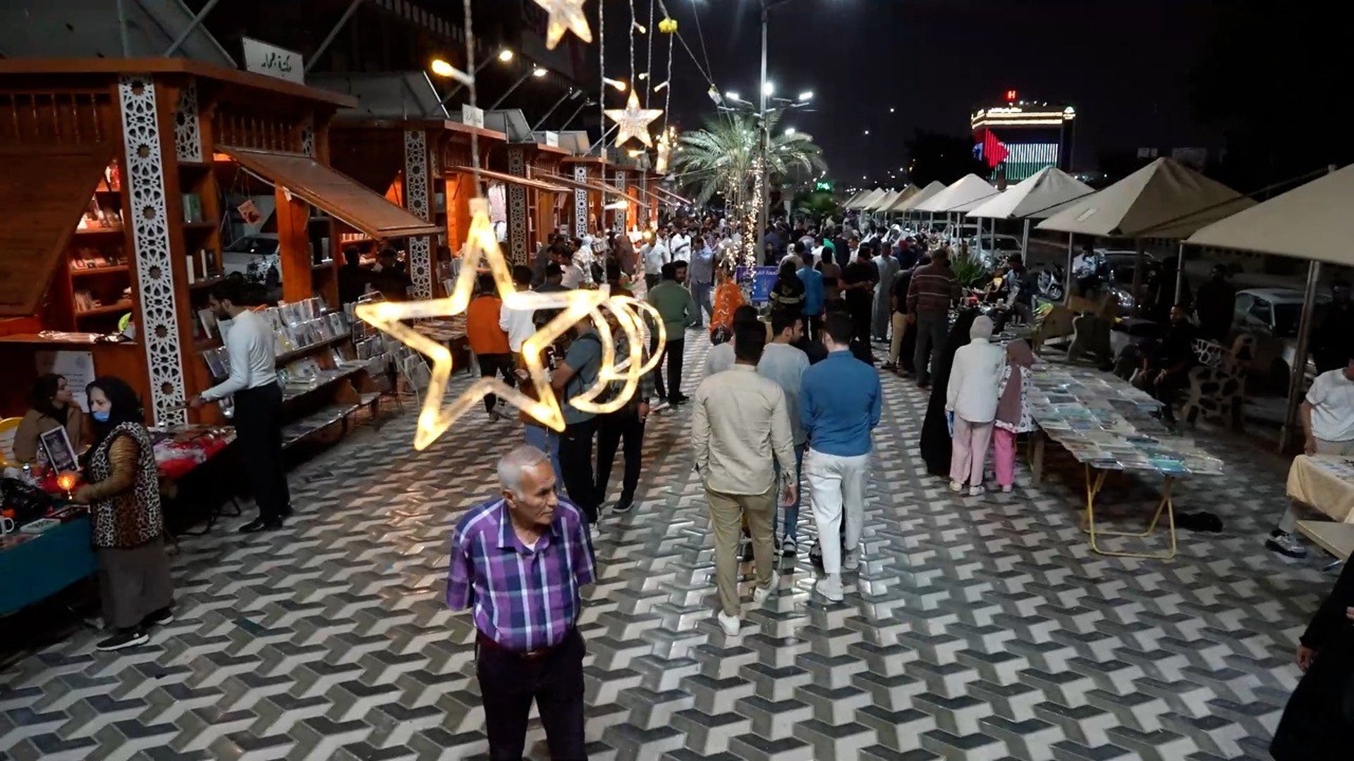البصرة: شارع الكتاب مفتوح طوال ليالي رمضان وكتب اليهود ونوح كريمر تتصدر (فيديو)