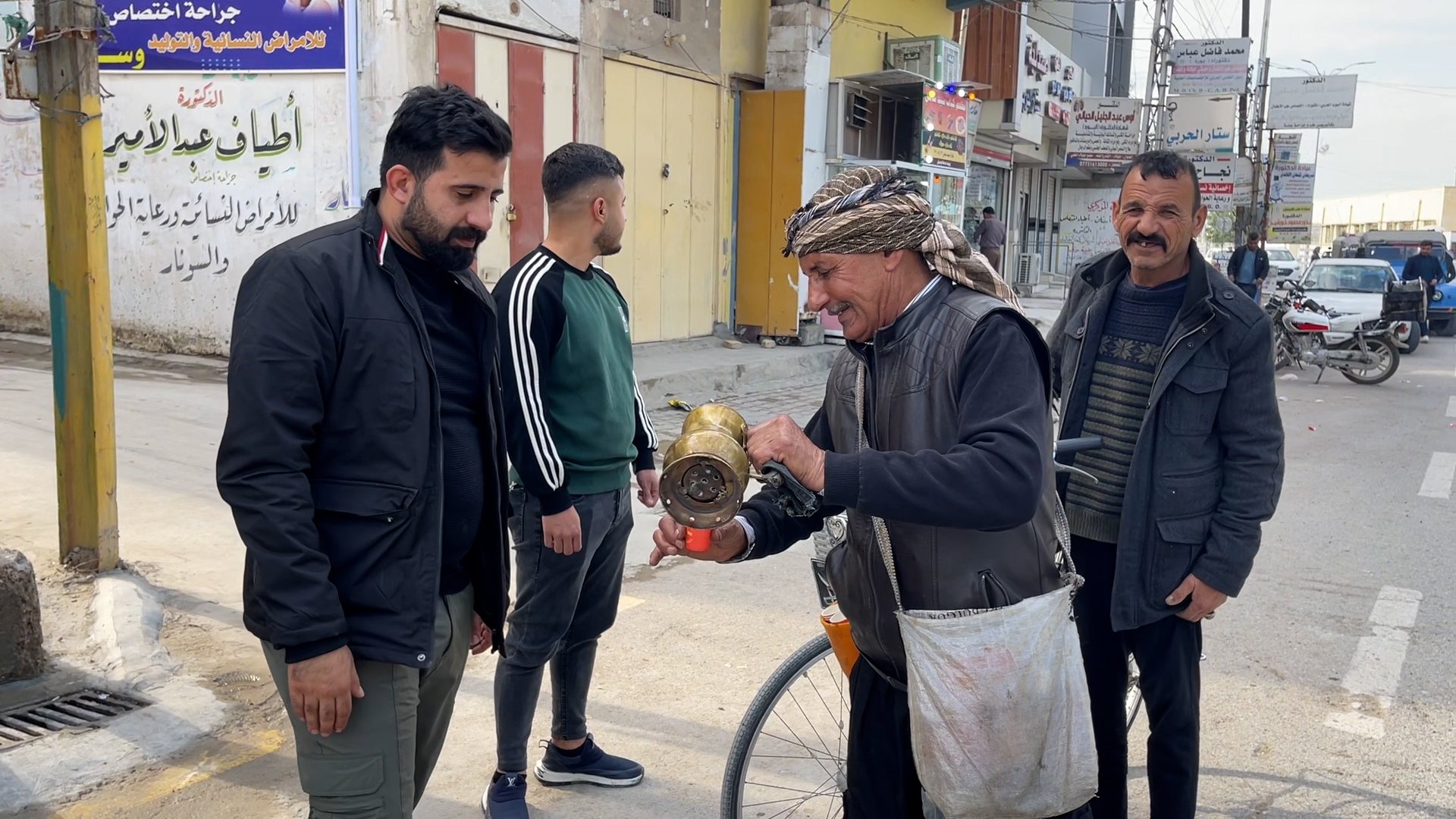 فيديو مع بائع القهوة الشهير في شوارع جلولاء: أعمل بلا أخطاء.. وبُن اليمن هو الأفضل