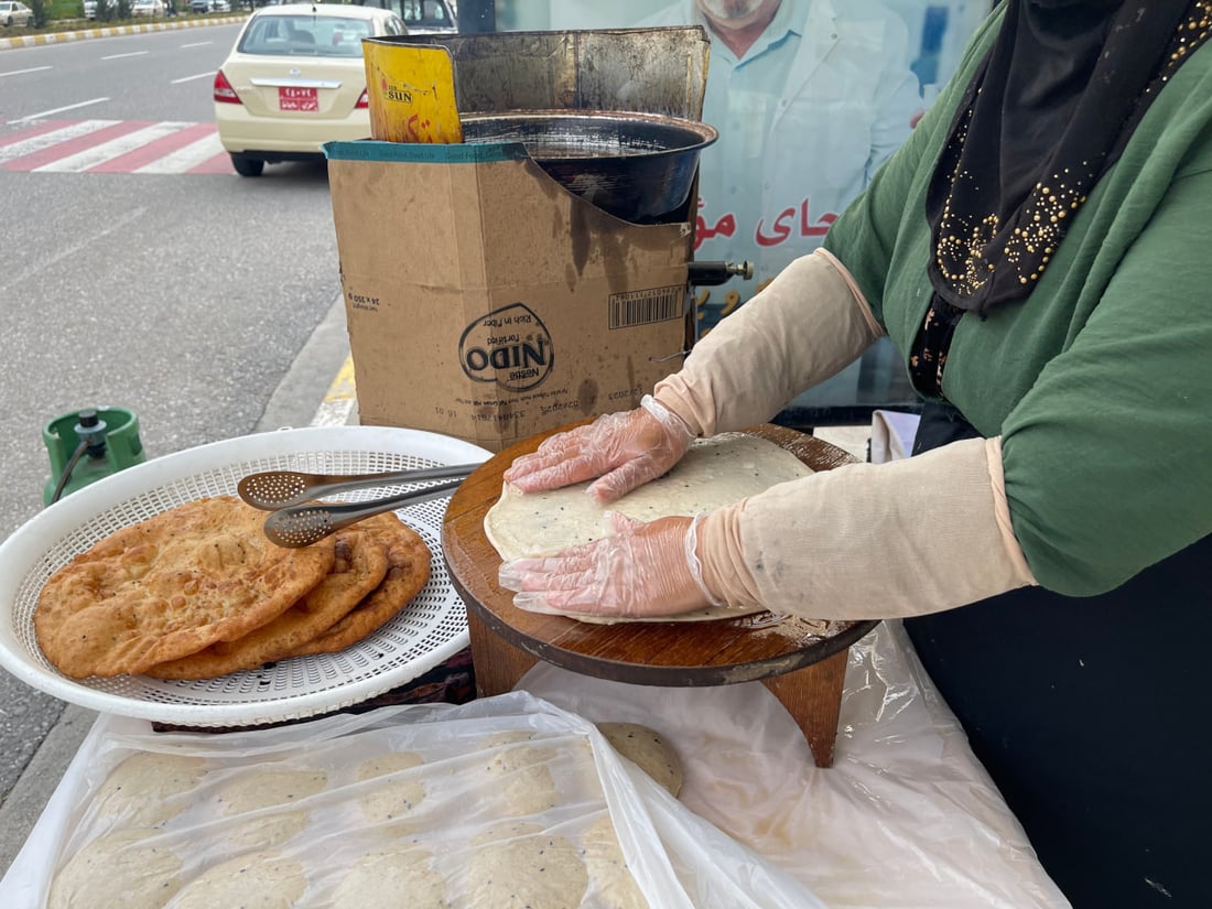 صور: خبز السليمانية المقلي يخيب آمال السيدة “شپول”.. تجدونه قرب حافلات “زرگاتە”